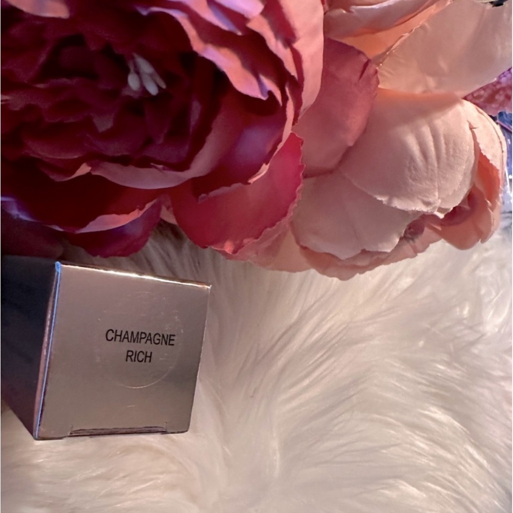 NEW•Eloise Champagne Rich Illuminating Liquid Highlighter - Picture 6 of 13